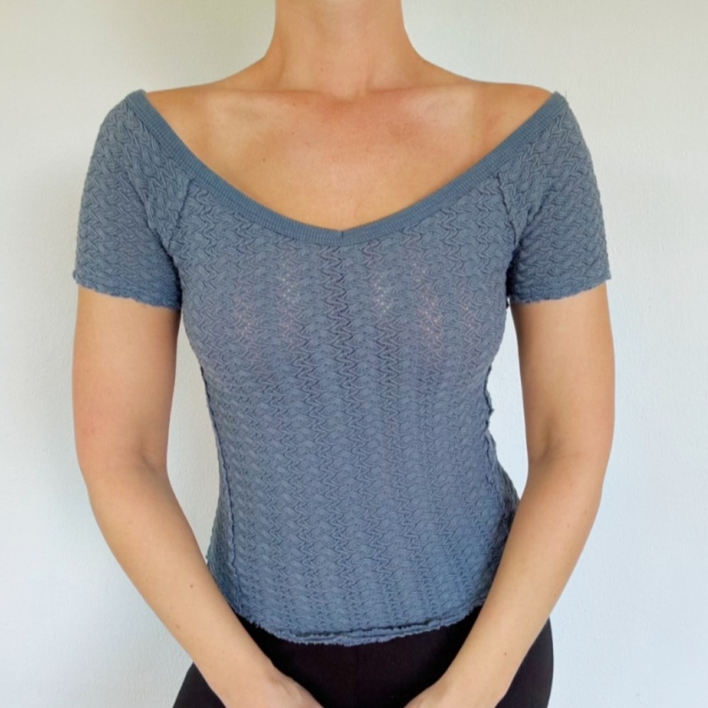 Free People We the Free slate blue woven off-shoulder v-neck stretch tee small